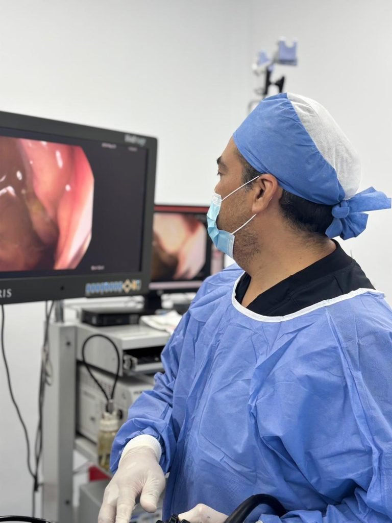 Médico endoscopista realizando una colonoscopia en Monterrey