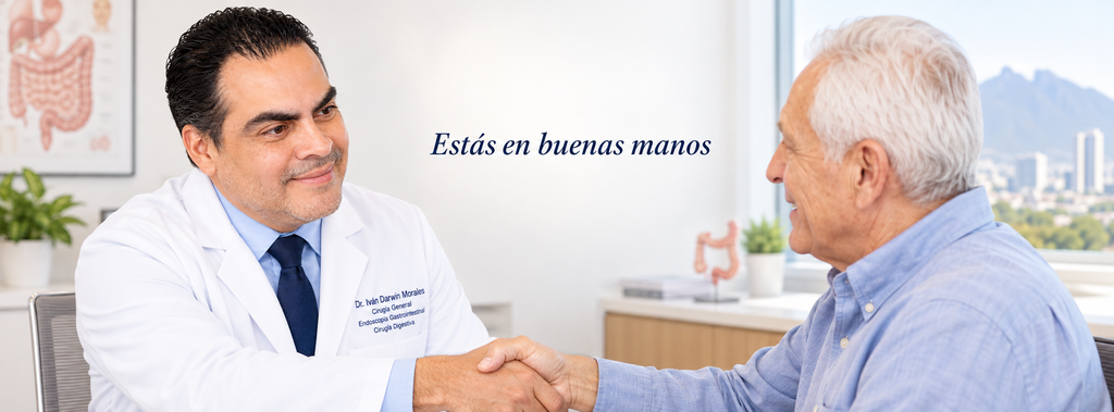 Dr. Iván Darwin Morales brindando atención de salud gastrointestinal en Monterrey a un paciente
